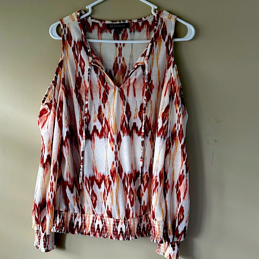 NWT long sleeve cold shoulder INC top with fun abstract print and tie front